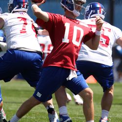 Eli Manning throws a pass