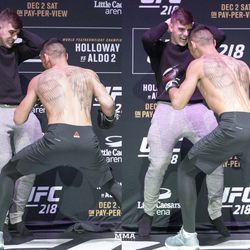 Max Holloway has fun with a fan at UFC 218 workouts.