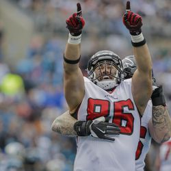 Atlanta Falcons' D.J. Tialavea, front, celebrates his touchdown catch as teammate Tom Compton hugs from behind in the first half of an NFL football game in Charlotte, N.C., Saturday, Dec. 24, 2016. The Falcons won 33-16. (AP photo/Bob Leverone)