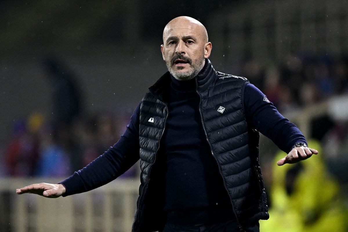 Vincenzo Italiano head coach of ACF Fiorentina gestures...