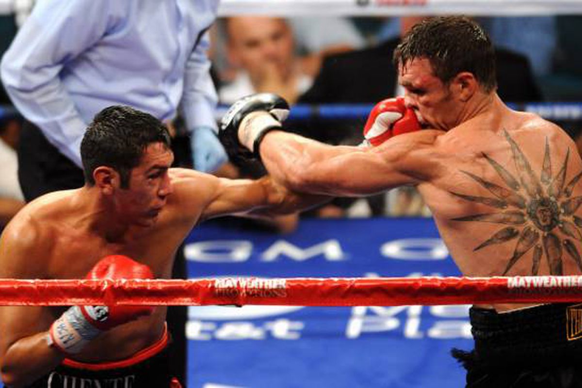 Michael Katsidis (right) outworked Vicente Escobedo to earn a shot at Juan Manuel Marquez. The fight is a potential war. (Photo via <a href="http://images.ringtv.com/images/7/00/00/36/16/3616_586.jpg">ringtv.com</a>)