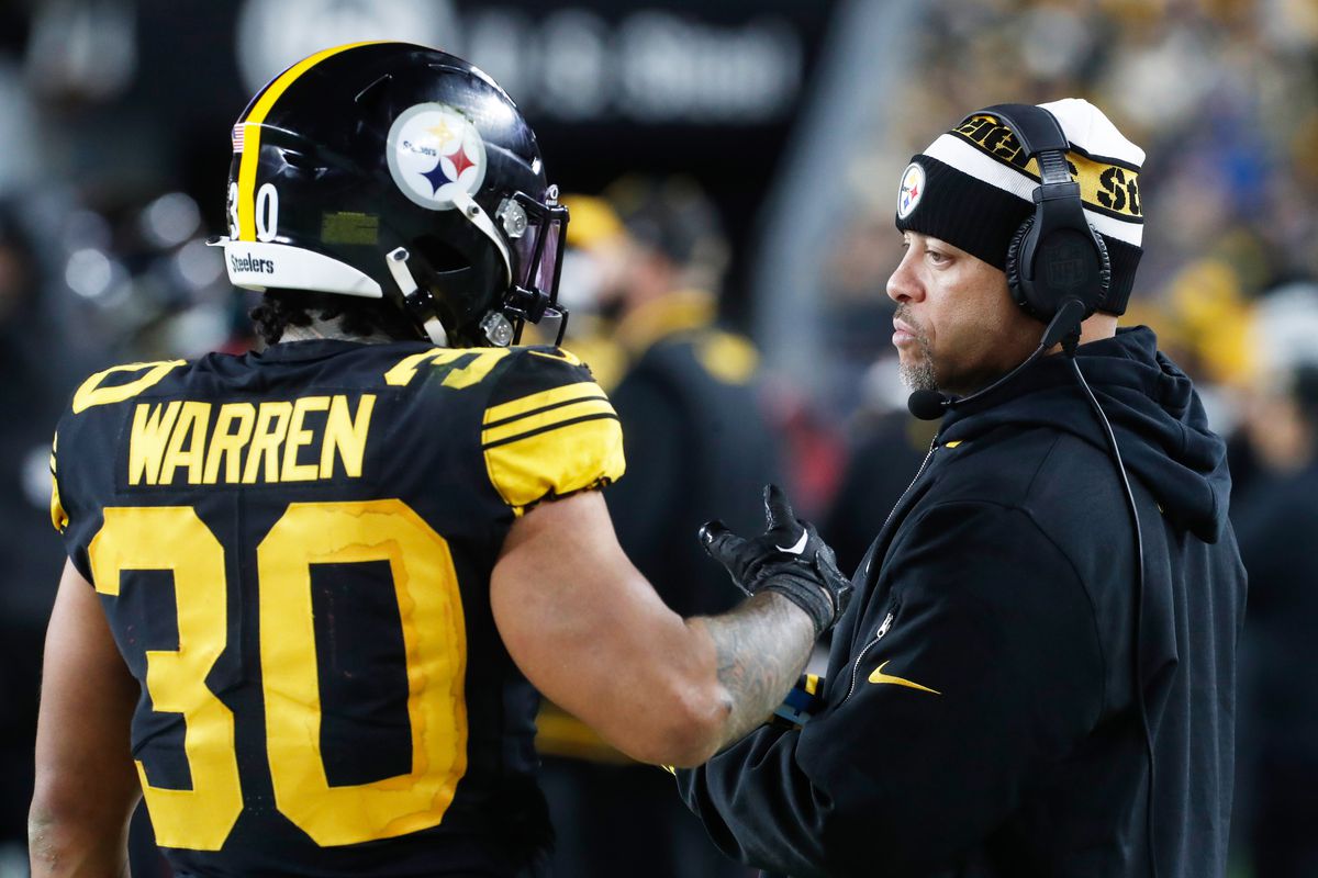 Pittsburgh, Pennsylvania, USA; Pittsburgh Steelers running backs Jaylen Warren (30) talks with running backs coach Eddie Faulkner (right) on the sidelines against the New England Patriots during the third quarter at Acrisure Stadium.