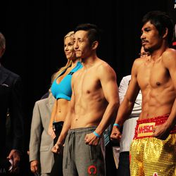 Zou Shiming and Kwanpichip Onesongchaigym pose after weighin in