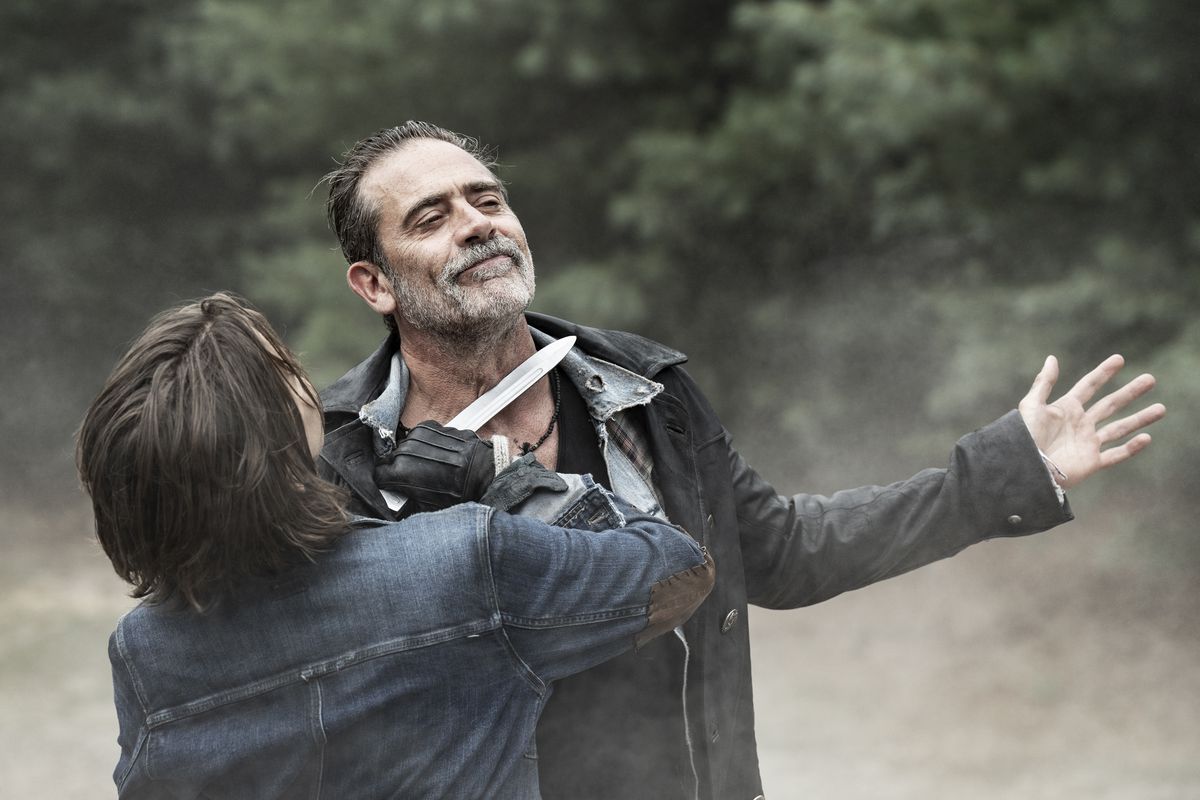 Maggie (Lauren Cohan) holding a knife to Negan’s (Jeffrey Dean Morgan) throat in a still from The Walking Dead: Dead City