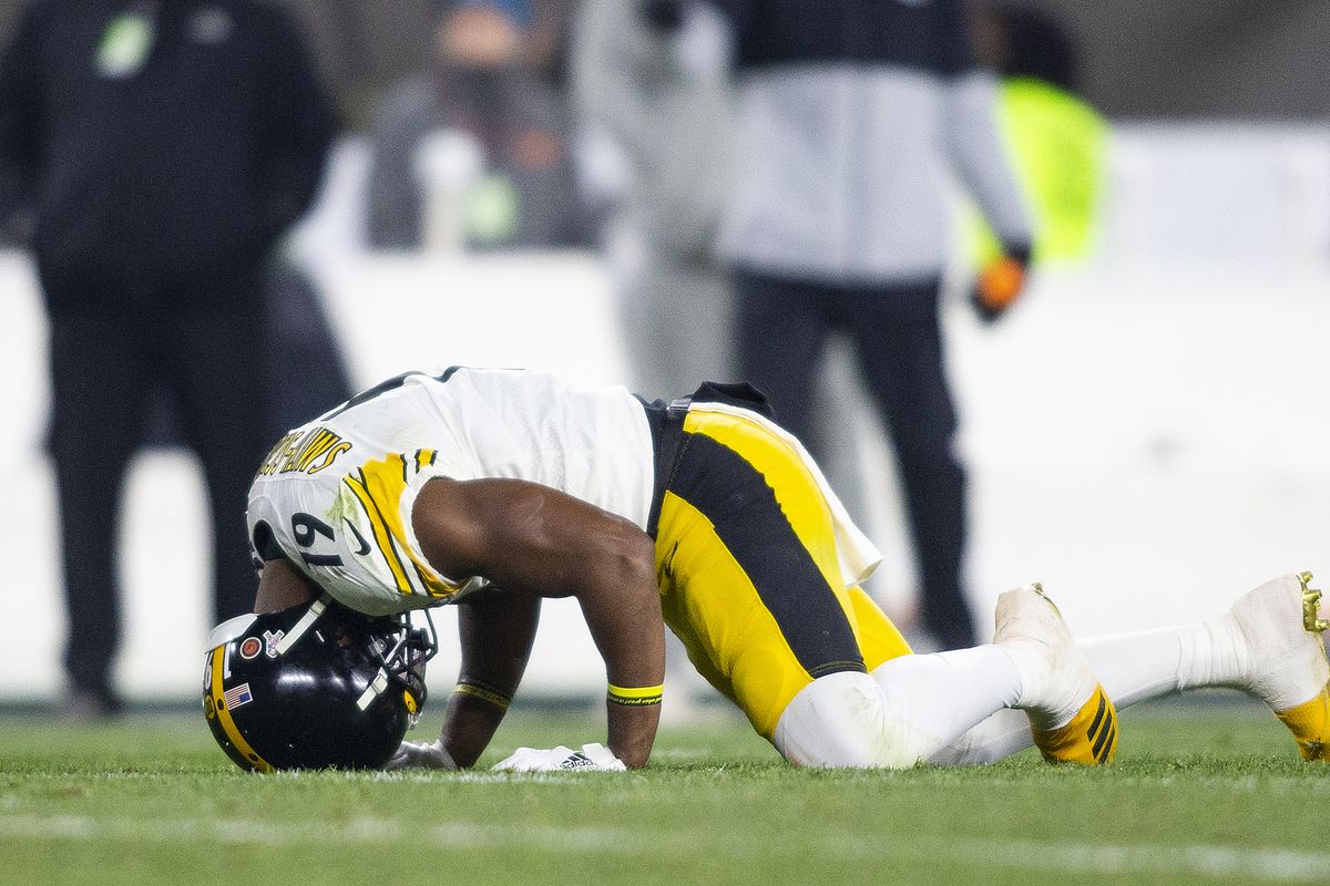 Pittsburgh Steelers wide receiver JuJu Smith-Schuster kneels on the field from an injury during the first quarter against the Cleveland Browns at FirstEnergy Stadium.&nbsp;
