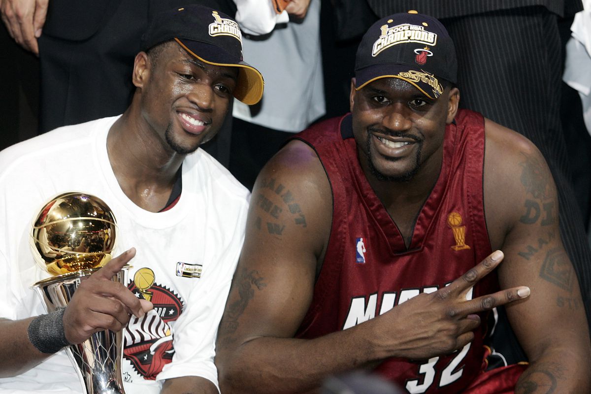 Dwayne Wade (L) and Shaquille O’Neal (R)