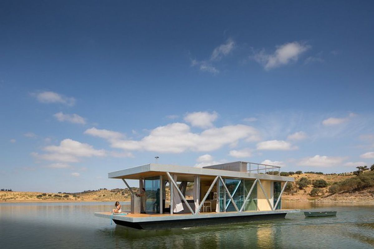 Photos by Jose Campos via <a href="http://www.designboom.com/architecture/go-friday-floatwing-modular-floating-house-10-19-2015/">Designboom</a>.