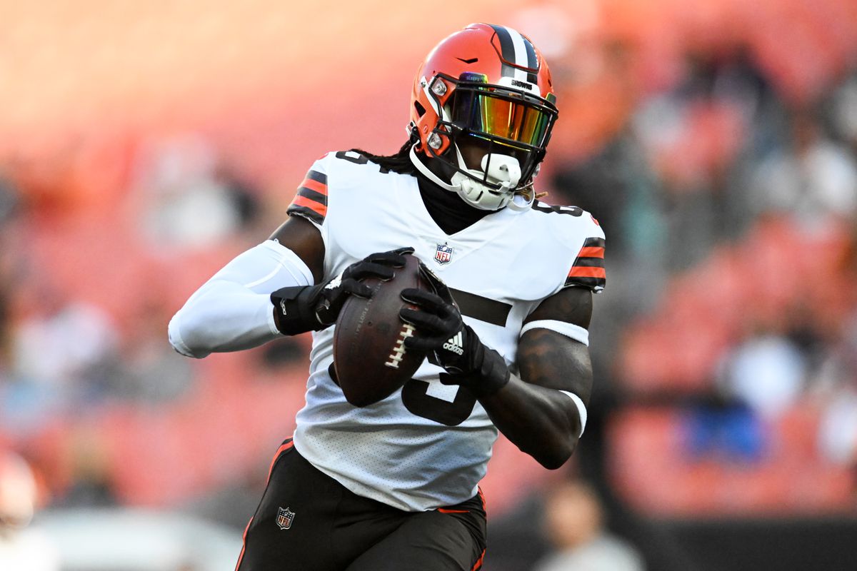 David Njoku #85 of the Cleveland Browns warms up prior to a preseason game against the Chicago Bears at FirstEnergy Stadium on August 27, 2022 in Cleveland, Ohio.