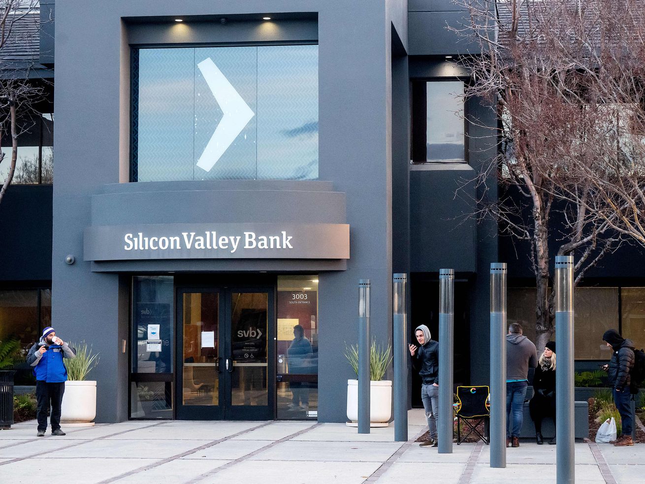 Silicon Valley Bank customers line up before the opening of a branch at SVBs headquarters in Santa Clara, California, on March 13, 2023.