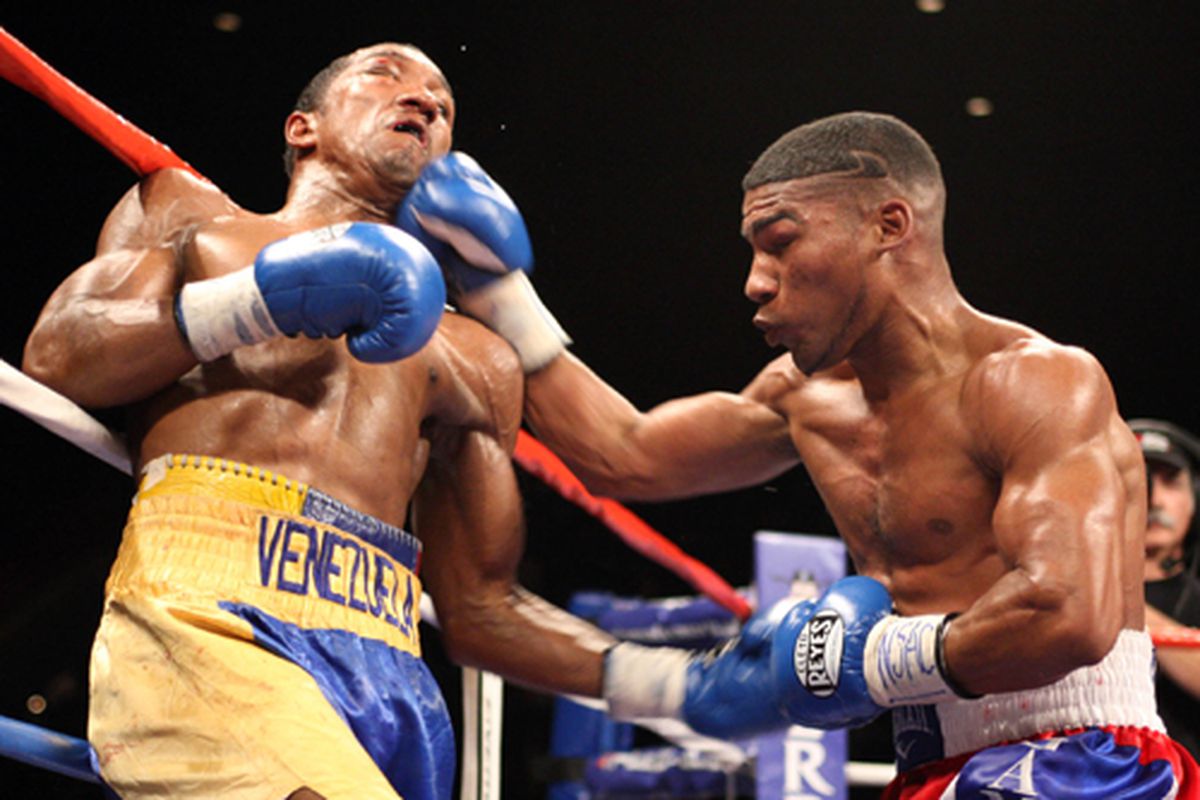 Gamboa (here against Cheo Rojas) cruised to victory over Jonathan Victor Barros (Photo by Tom Casino / Showtime Boxing).
