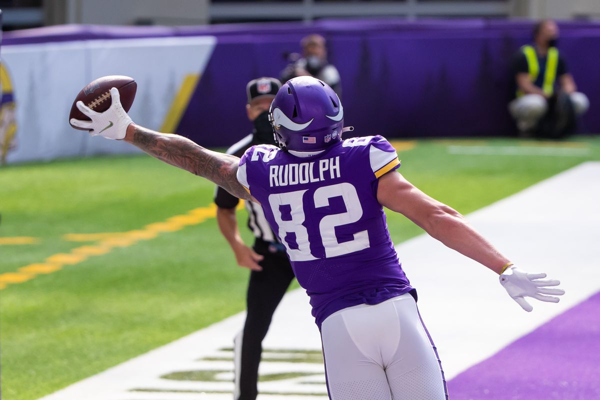 Minnesota Vikings tight end Kyle Rudolph (82) catches a pass for a touchdown in the fourth quarter against the Tennessee Titans at U.S. Bank Stadium.