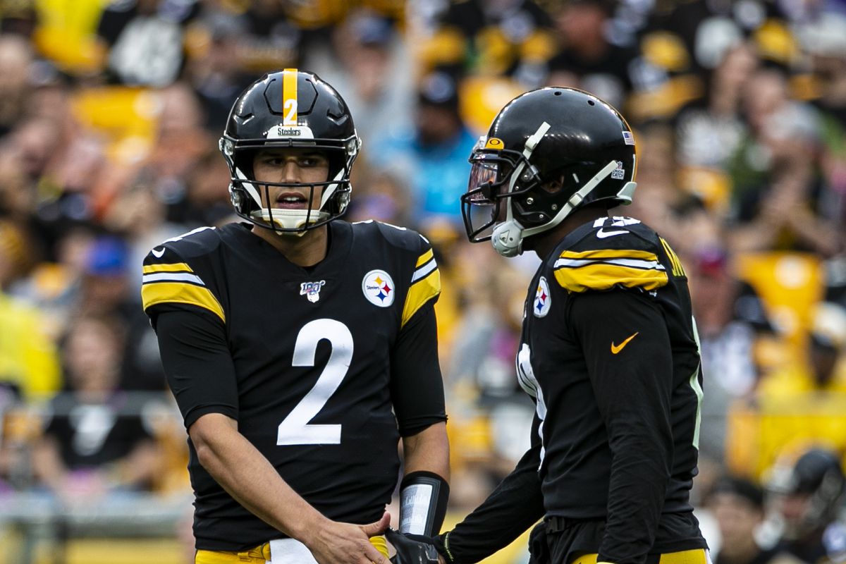 Pittsburgh Steelers quarterback Mason Rudolph shakes hands with Pittsburgh Steelers wide receiver JuJu Smith-Schuster during the football game between the Baltimore Ravens and the Pittsburgh Steelers on October 06, 2019 at Heinz Field in Pittsburgh, PA.