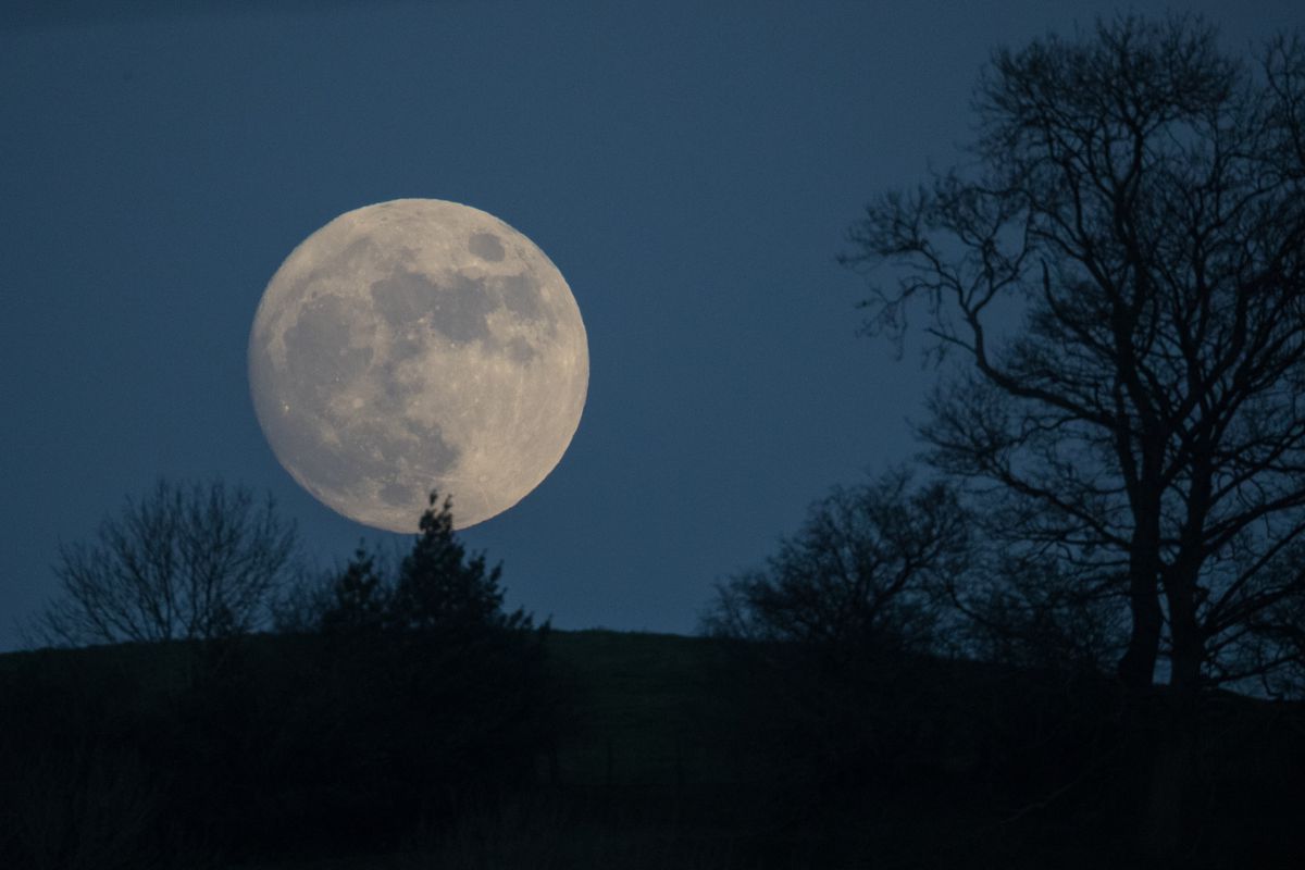Wolf Moon Rises Over Glastonbury Ahead Of Met Office Severe Weather Warnings