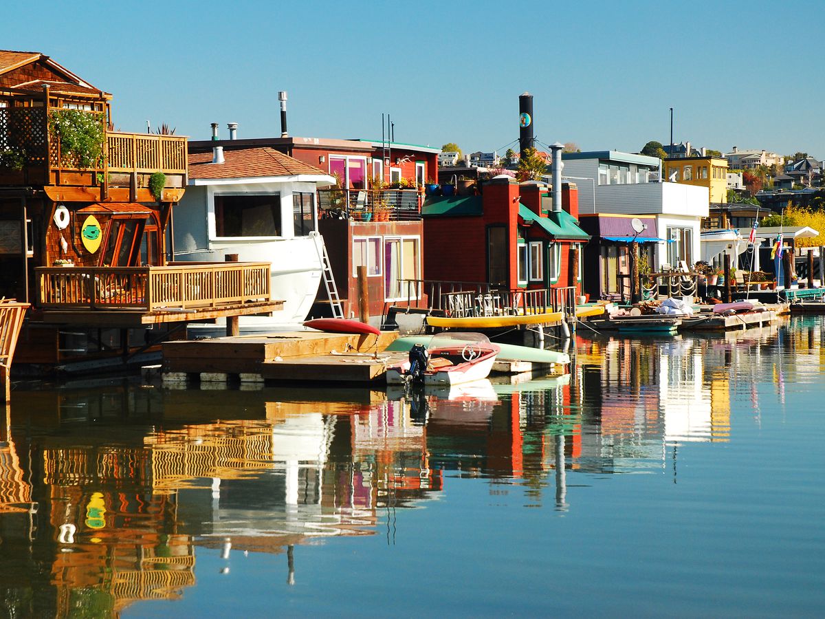 A series of colorful houseboats wading in the waters of Sausalito.