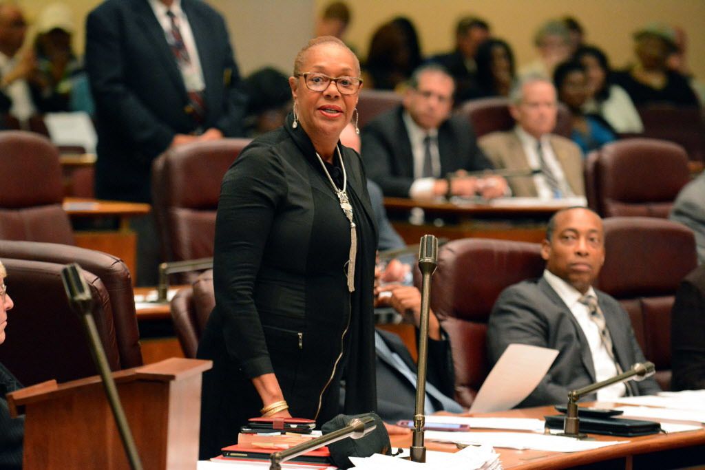 Ald. Leslie Hairston speaking at a City Council meeting in 2016. | Chicago Sun-Times
