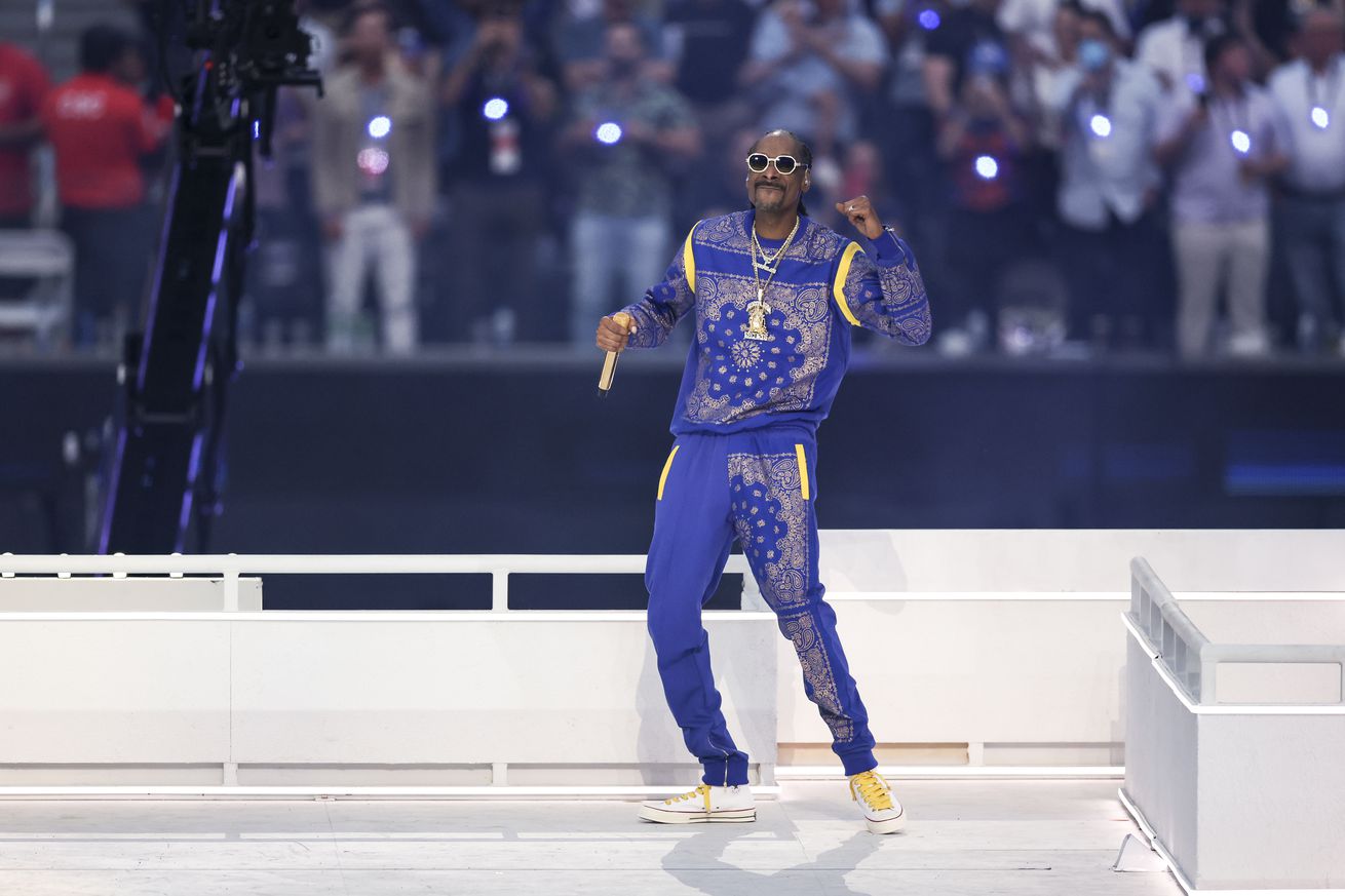 Snoop Dogg se apresenta no show do intervalo do Super Bowl em 2022.