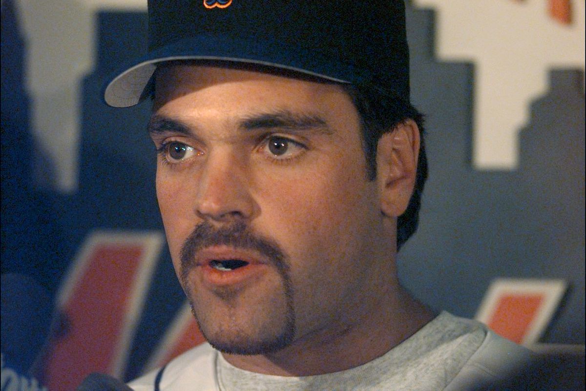 New York Mets’ new player Mike Piazza talks to media at Shea