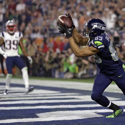 Seattle Seahawks wide receiver Doug Baldwin (89) catches a touchdown pass during the second half of NFL Super Bowl XLIX football game against the New England Patriots Sunday, Feb. 1, 2015, in Glendale, Ariz.