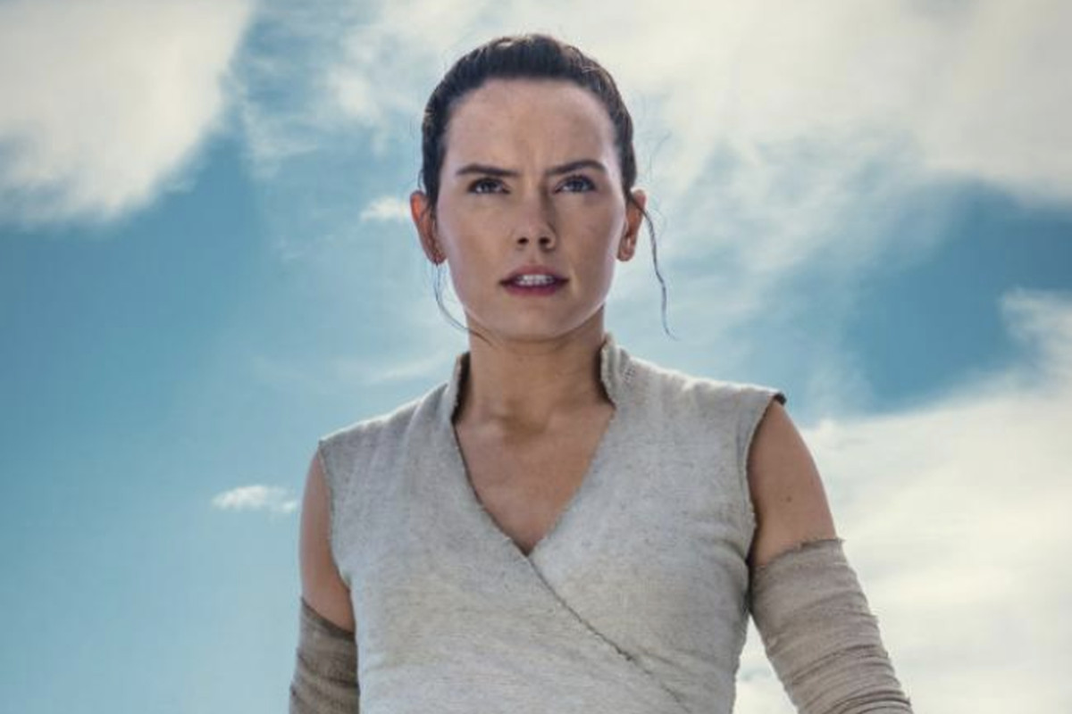 Rey is back with a lightsaber in her new photo for “Rise of Skywalker.”