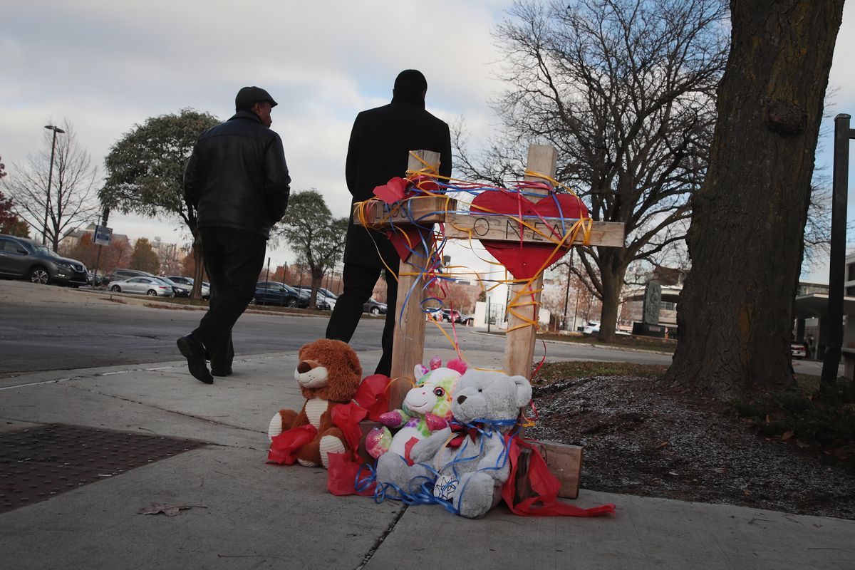 A memorial at Chicago’s Mercy Hospital, where Tamara O’Neal and two others were fatally shot on November 19, 2018