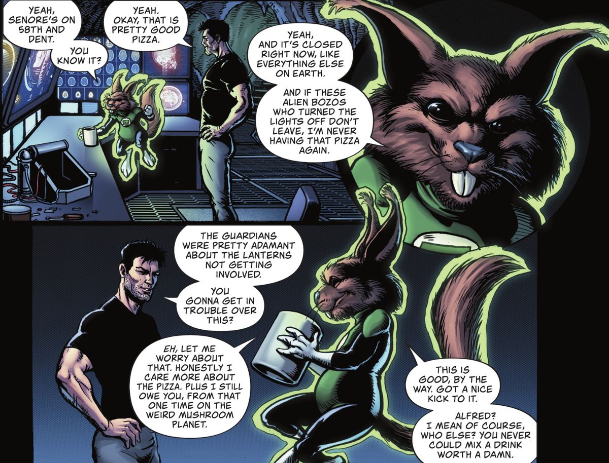 Batman conversa con D'ayl, un Linterna Verde extraterrestre parecido a una ardilla, en la Baticueva.  Discuten sobre la mejor pizzería de Ciudad Gótica, la amenaza alienígena para la tierra, y D'ayl bebe de una taza en Batman: Fortress #4 (2022). 