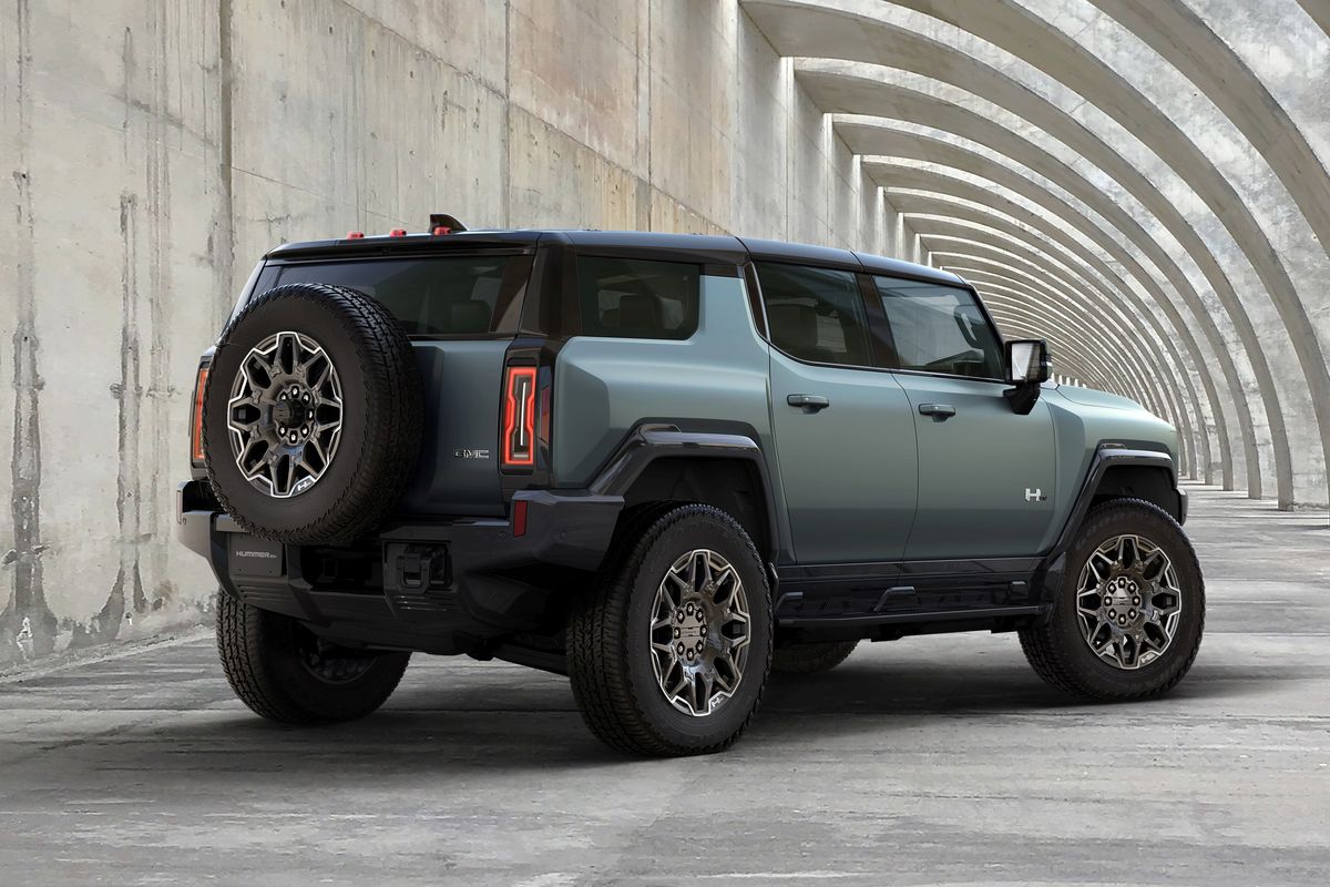 hummer ev suv GM's New Electric Hummer can Drive Diagonally, with 300 Miles of Range