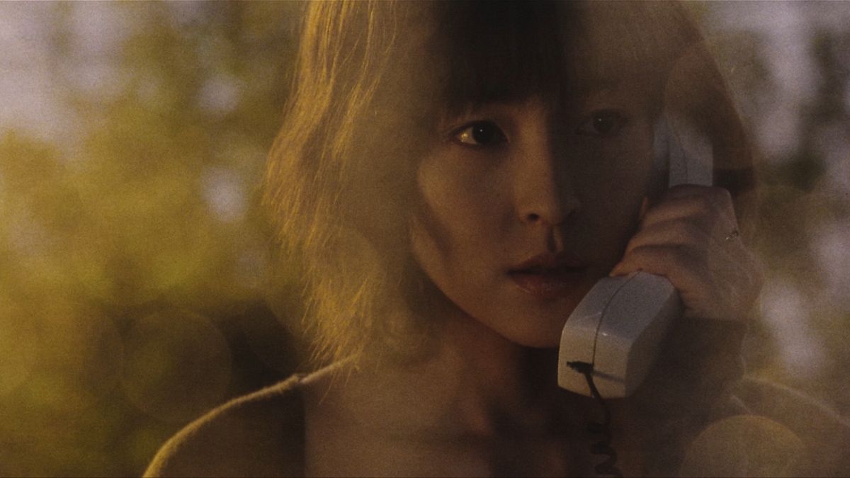 Kumiko Asō&nbsp;as Michi Kudo holding a corded telephone receiver to her ear in Pulse.