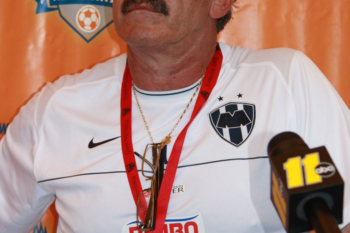 Ricardo La Volpe, while managing Monterrey in 2008.