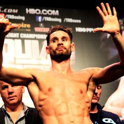 Chris Algieri makes the weight on his second attempt
