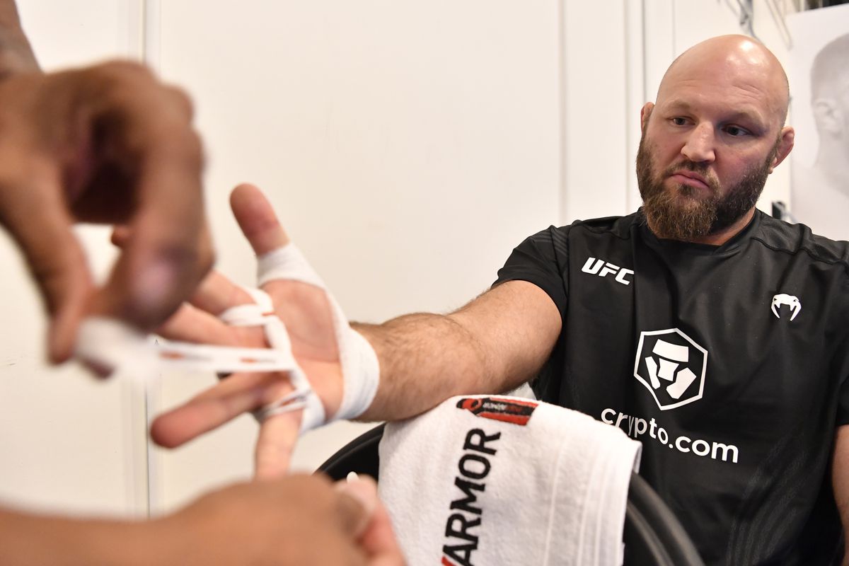 Ben Rothwell getting his hands wrapped at UFC Vegas 42. 
