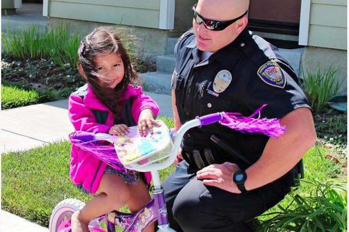 Officer Michael Kohr brought a brand-new bike to Bella Sanchez after her mother filed a police report.