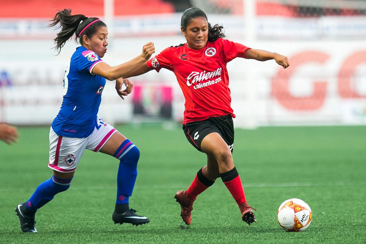 Daniela Osorio of Cruz Azul and Stephanie Rodríguez of Club Tijuana fight for a ball in the Week 7 Liga MX Femenil match.