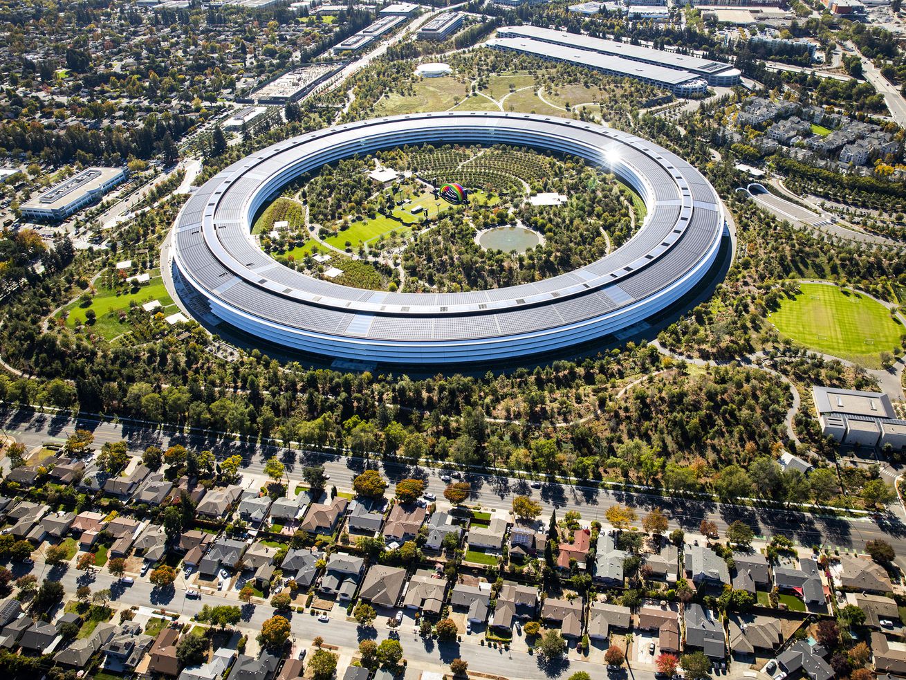 The ring-shaped Apple headquarters building in Cupertino, California, seen from the air.