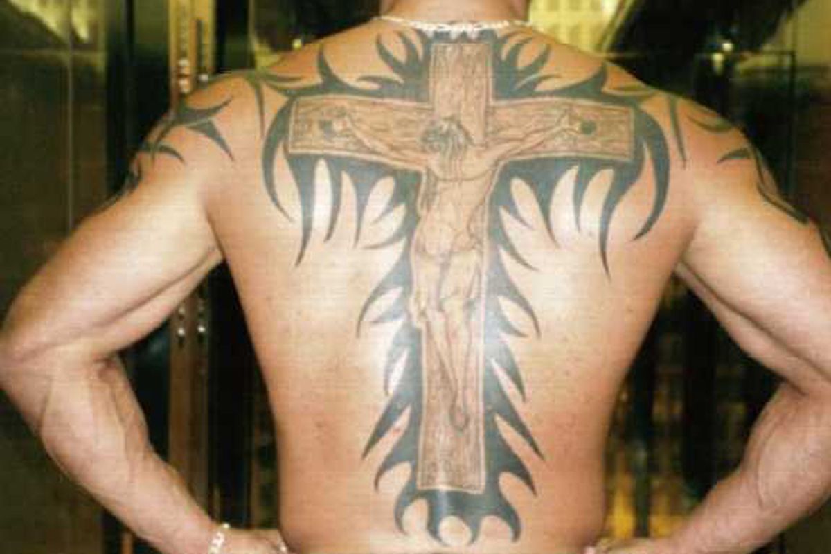 via <a href="http://theprophetjoel.com/wp-content/uploads/2010/02/kimo-cross-tattoo2.jpg">theprophetjoel.com</a>