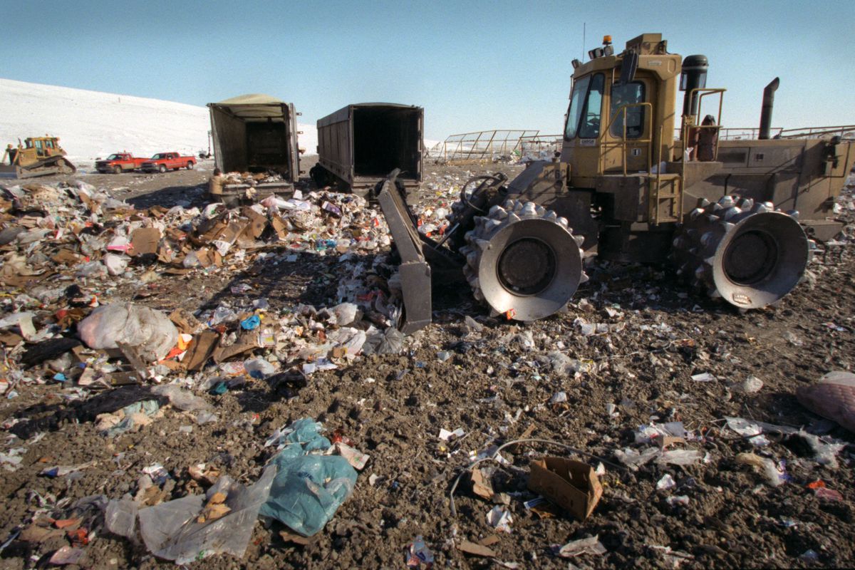 IN THIS PHOTO: Lake Mills, IA., Thursday, 2/1/2001. A 80,000 pound spreader pushed piles of garbage from the back of semi-trucks, some arriving from Minnesota, at the Waste Management Central Disposal System land fill near Lake Mills Iowa. 1500 tons of