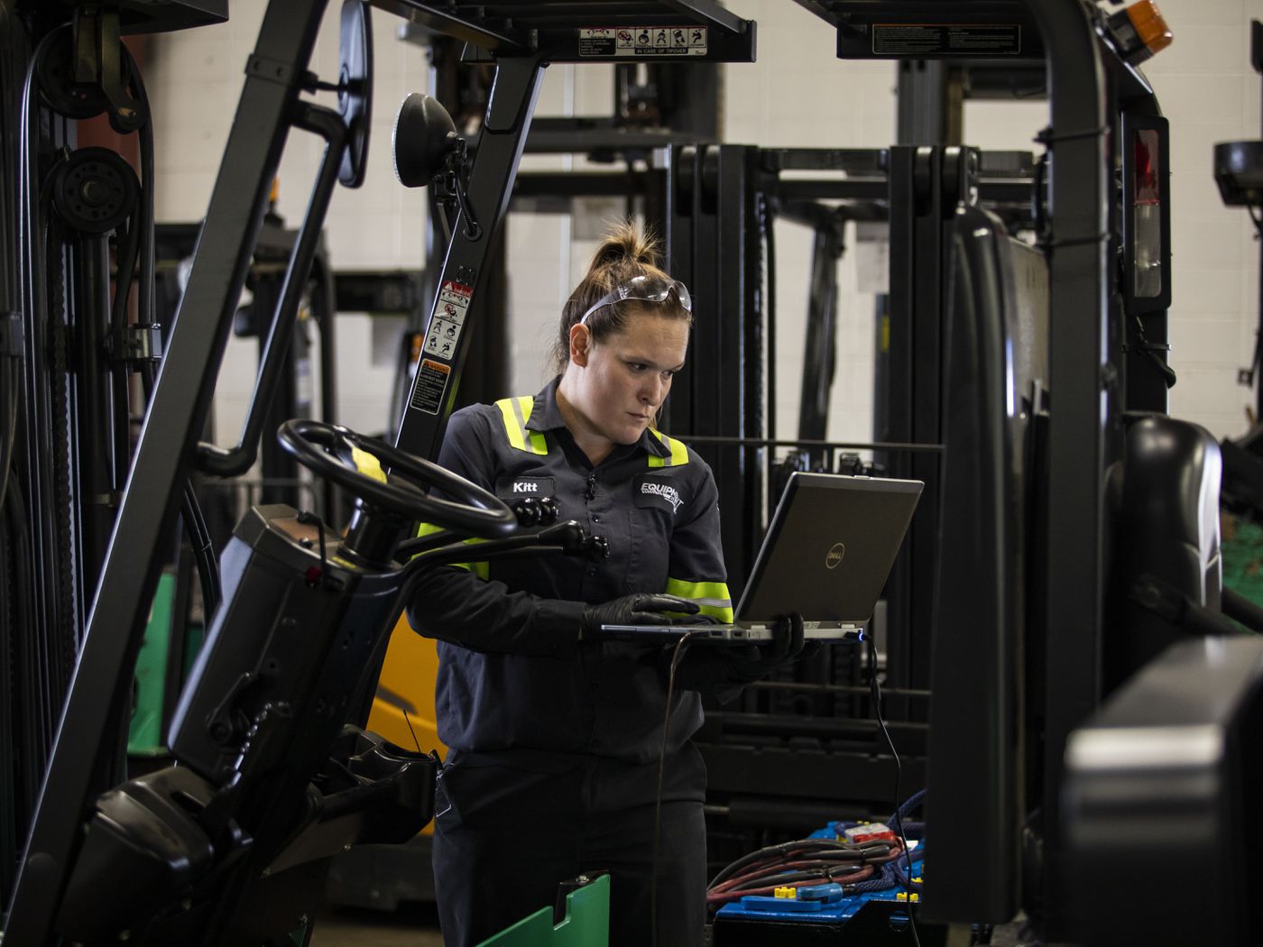 She Fixes Forklifts Smashes Glass Ceilings In Auto Mechanics Industry Chicago Sun Times