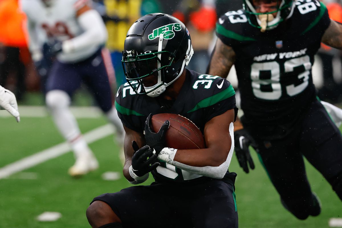 New York Jets running back Michael Carter (32) runs during the first quarter of the National Football League game between the New York Jets and the Chicago Bears on November 27, 2022 at MetLife Stadium in East Rutherford, New Jersey.