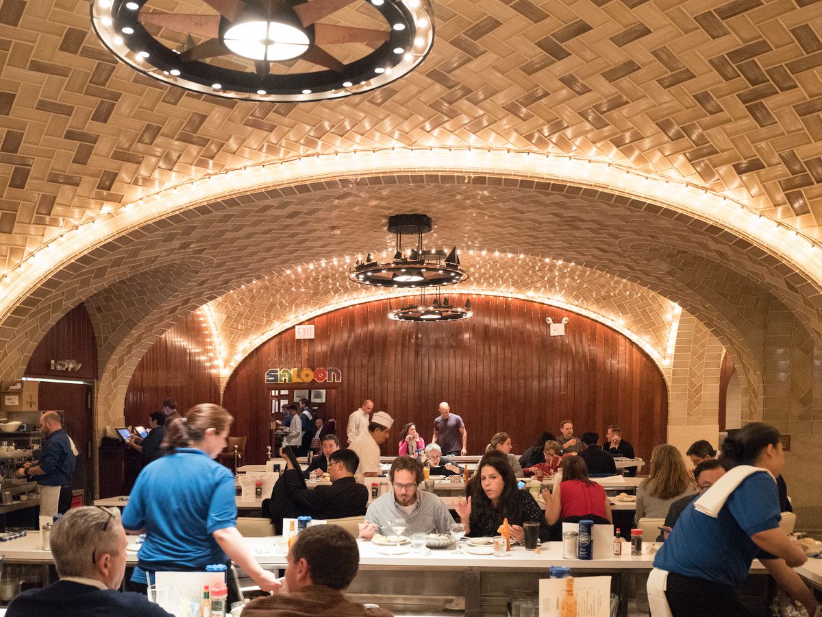 Grand Central Oyster Bar’s dining room with high ceiling arches