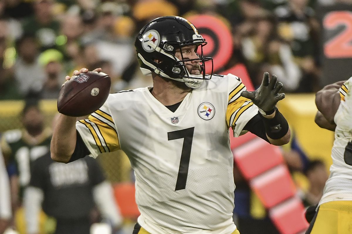 Pittsburgh Steelers quarterback Ben Roethlisberger (7) drops back to pass in the third quarter during the game against the Green Bay Packers at Lambeau Field.