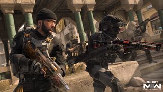 Call of Duty Modern Warfare 2 : Warzone 2의 사암 건물 앞에 서있는 동안 두 운영자는 무기를 잡습니다