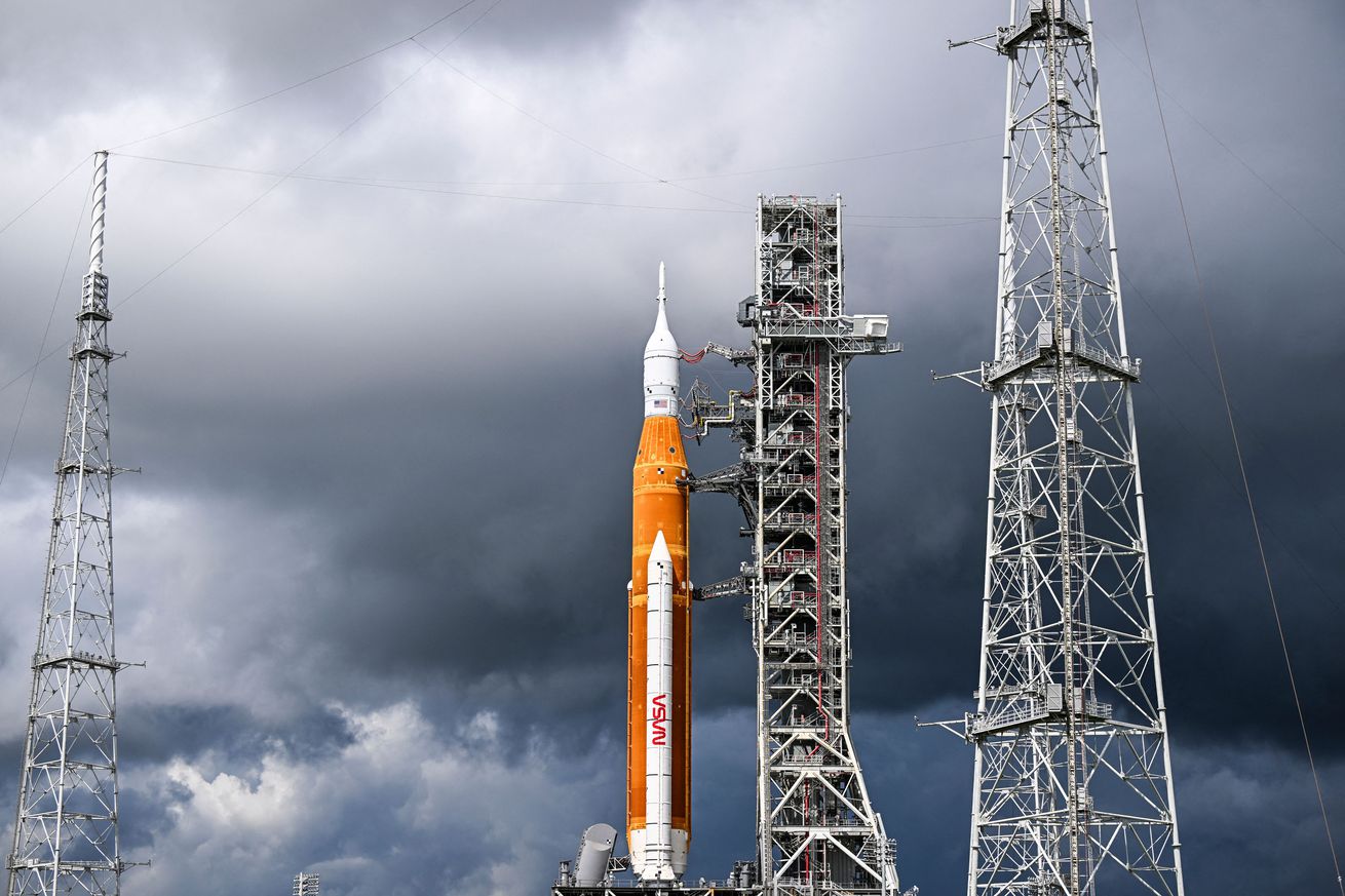 Cohete Artemis I de la NASA con nubes oscuras en el fondo