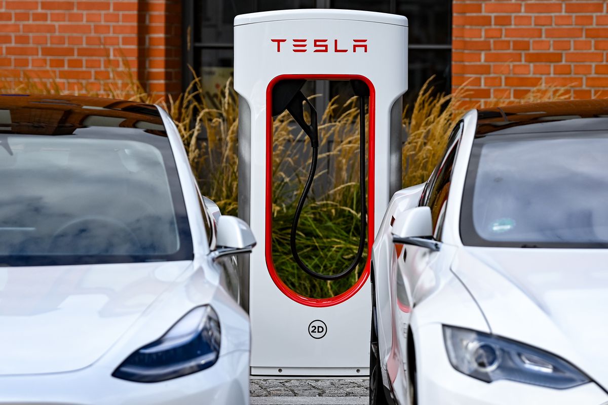 Presentation of new Tesla fast charging stations