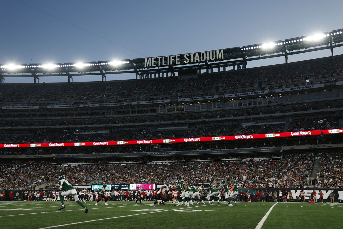 General view of action during the first half of a preseason game between the New York Jets and the Tampa Bay Buccaneers at MetLife Stadium on August 19, 2023 in East Rutherford, New Jersey.