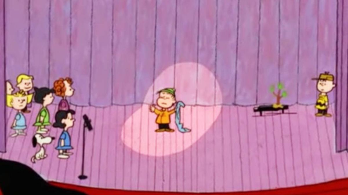 Linus, en el centro del escenario, ofrece el verdadero significado de la Navidad en A Charlie Brown Christmas