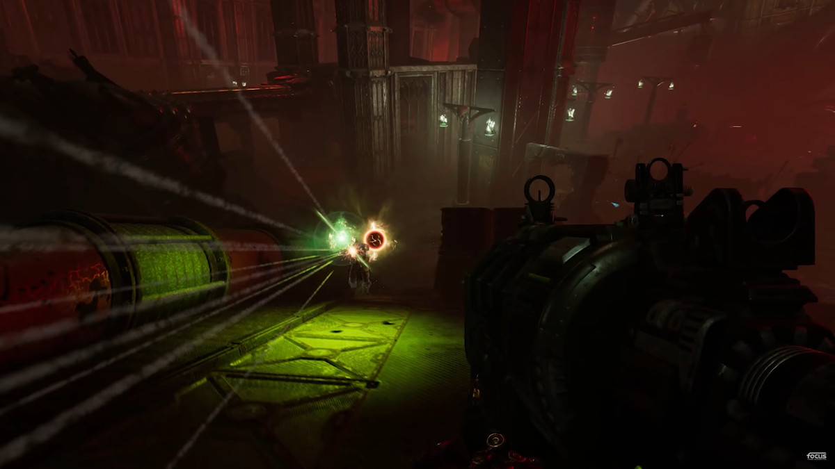 El personaje del jugador dispara lo que puede ser un Grav-Gun.