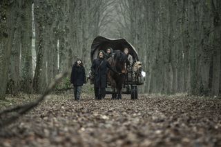 Daryl Dixon (Norman Reedus) đi bộ với gia đình được tìm thấy qua khu rừng Pháp, kéo theo một con ngựa với một toa xe
