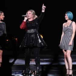 Kelly Clarkson with her backup singers at Vivint Smart Home Arena on Jan. 30, 2018 in Salt Lake City, Utah.
