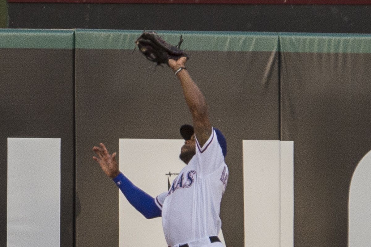 This photo makes it seem like Delino DeShields made a great catch. He didn't.