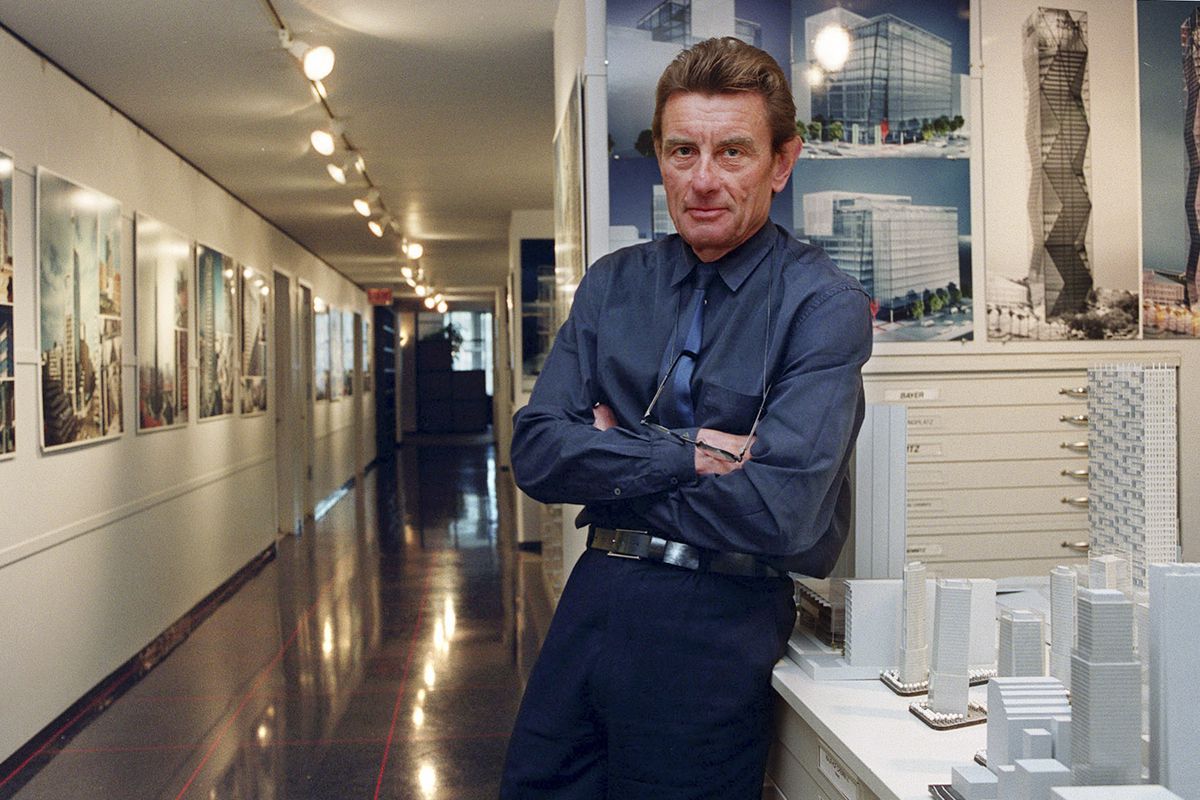 Chicago architect Helmut Jahn in his 35 E. Wacker offices in 2000. 
