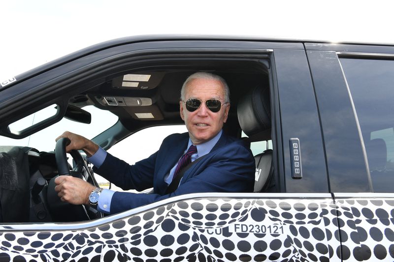 ABD Başkanı Joe Biden, 18 Mayıs 2021'de Dearborn, Michigan'daki Ford Dearborn Geliştirme Merkezinde yeni Ford F-150 Lightning elektrikli kamyoneti kullanıyor.